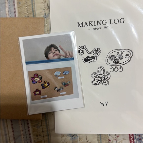 ARTIST MADE COLLECTION - V TAEHYUNG FACES BROOCH SET - Picture 5 of 5